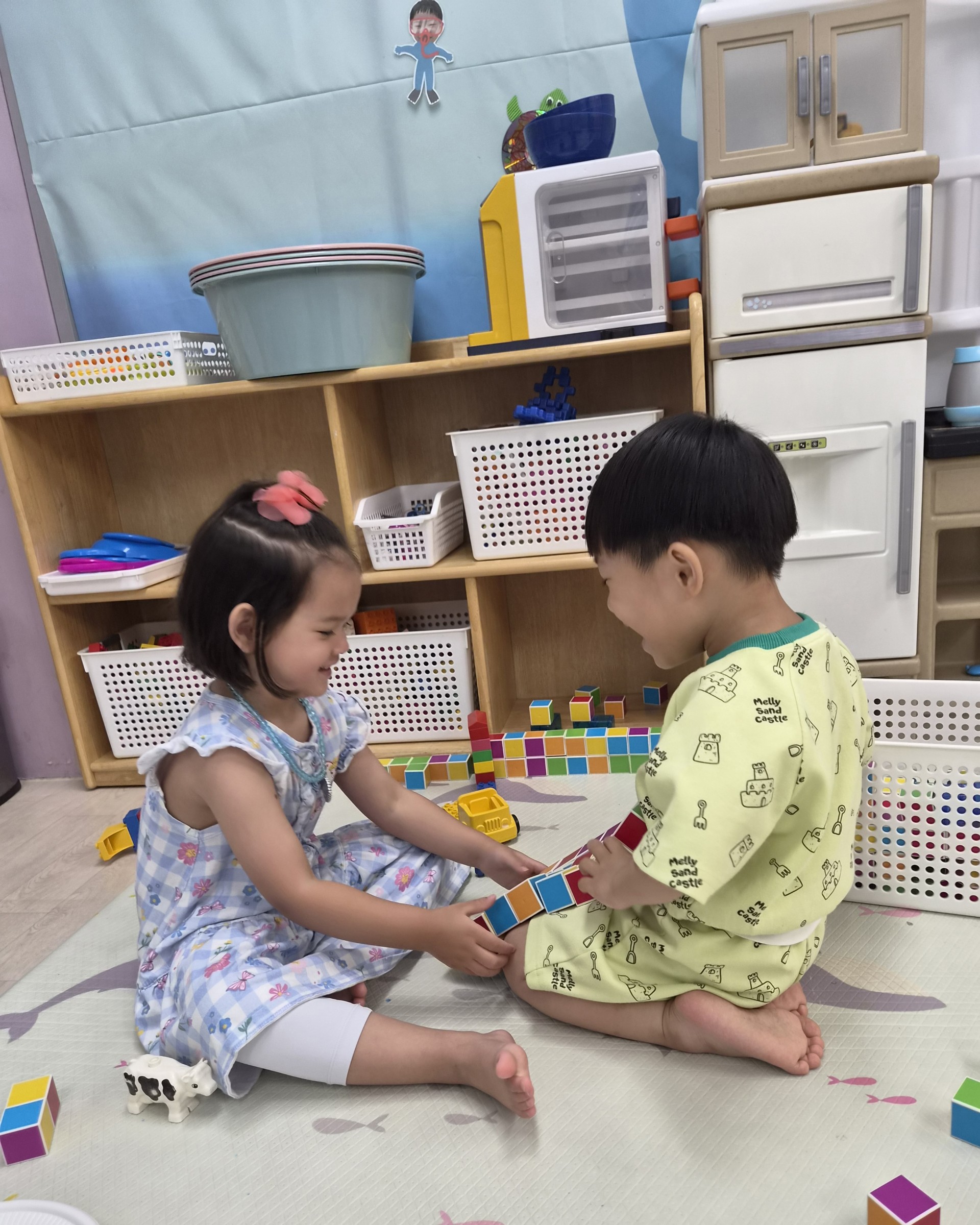 연두색 잠옷을 입은 지호가 은색 쟁반 위의 얼음에 검은 끈을 연결한 채 집중해서 들여다보고 있다. 주변에는 소금 가루가 보이며, 지호의 손가락 끝이 섬세하게 움직이고 있다.